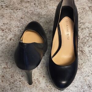 Gianni Bini Women's Black Leather Pump Closed Round Toe Shoes 4" Heel 6M